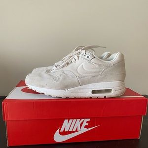 Air Max 1 PRM Suede. Comes with box. Size 7.
